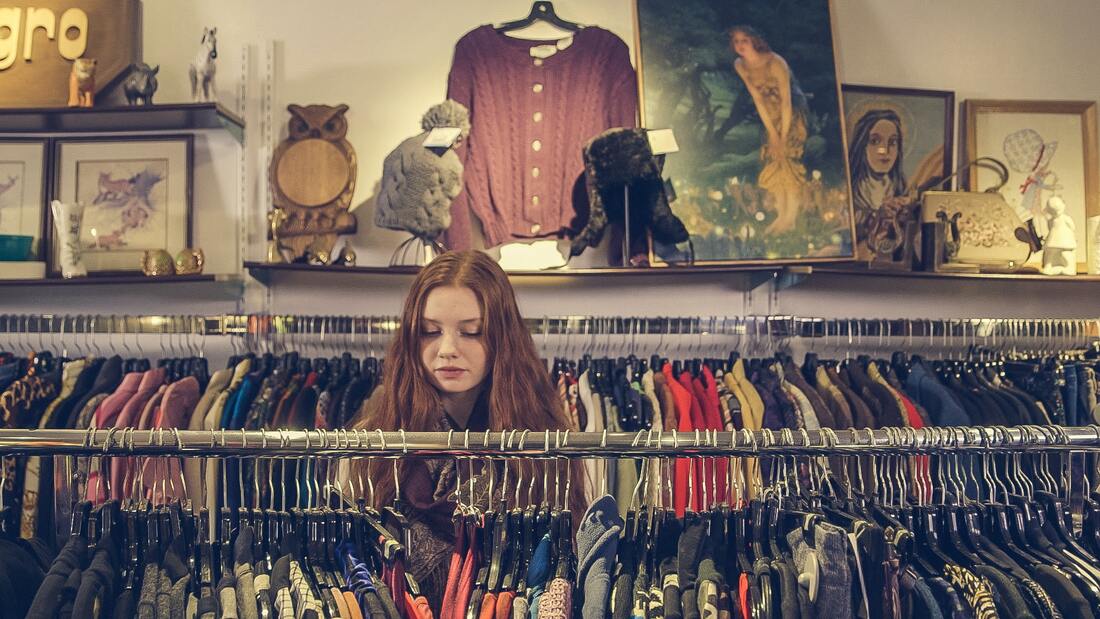 Personal Shopper dans une boutique luxueuse Ã  la recherche de vÃªtements